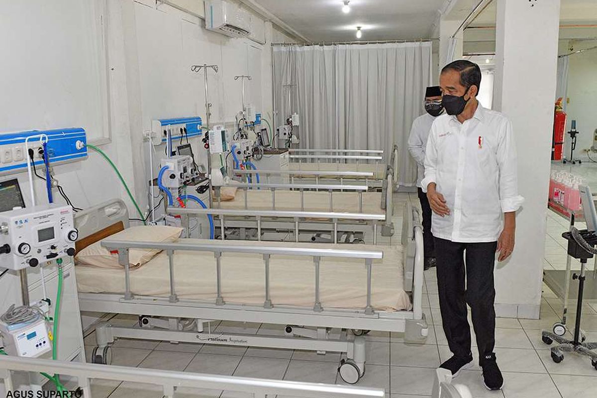 Presiden Joko Widodo meninjau kesiapan di Asrama Haji Pondok Gede, Jakarta Timur, yang diresmikan sebagai tempat isolasi dan perawatan bagi pasien Covid-19, Jumat (9/7/2021) hari ini. Presiden Jokowi menuturkan pemerintah menyiapkan 900 tempat tidur isolasi, 50 ICU (intensive care unit), dan 40 HCU (high care unit) di Asrama Haji Pondok Gede.