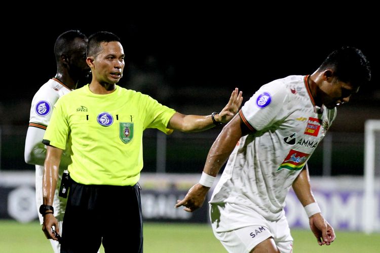 Wasit Dwi Purba Adi Wicaksana yang memimpin pertandingan pekan ke-29 Liga 1 2021-2022 antara Bali United melawan Persija Jakarta yang berakhir dengan skor 2-1 di Stadion I Gusti Ngurah Rai Denpasar, Minggu (6/3/2022) malam.