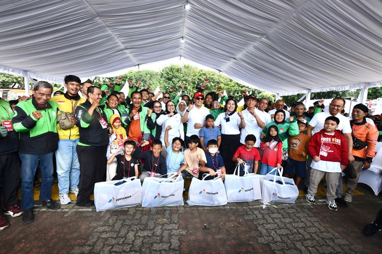 Anak-anak pengemudi ojek menunjukkan paket bantuan sekolah yang diberikan Pertamina dalam program SESAMA. Penyerahan dilakukan langsung oleh jajaran komisaris dan pimpinan Pertamina sebagai bentuk apresiasi dan kepedulian terhadap masa depan pendidikan anak Indonesia.