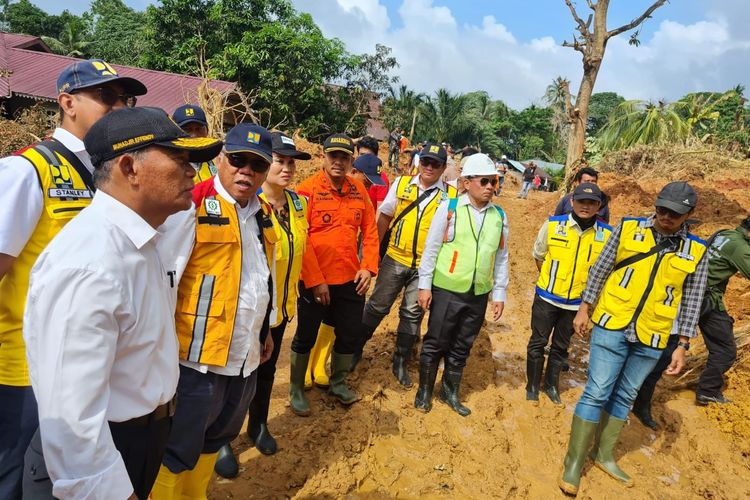 Menteri Pekerjaan Umum dan Perumahan Rakyat (PUPR) Basuki Hadimuljono meninjau penanganan bencana longsor di Kecamatan Serasan, Kabupaten Natuna, Provinsi Kepulauan Riau, Jumat (10/3/2023). 