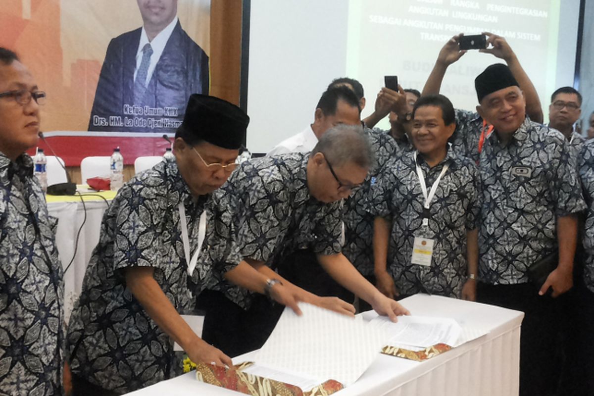 Acara penandatangan nota kesepahaman atau memorandum of understanding (MoU) antara PT Transjakarta dan salah satu operator angkot, Koperasi Wahana Kalpika (KWK) di Kantor DPP Partai Golkar, Slipi, Jakarta Barat, Rabu (22/3/2017).