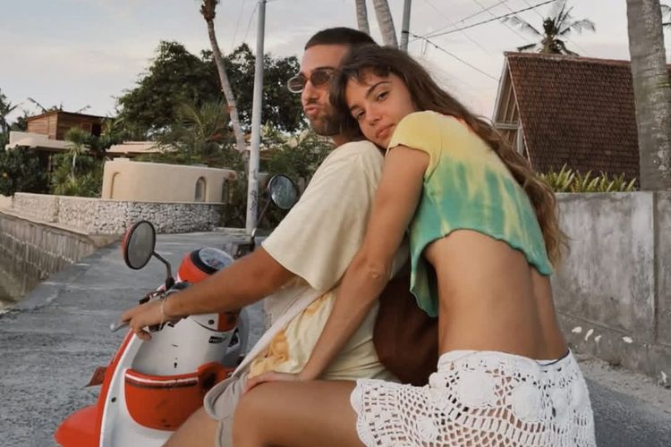 Model asal Bali bernama Inka Williams berboncengan dengan pemengaruh bernama Vivi.