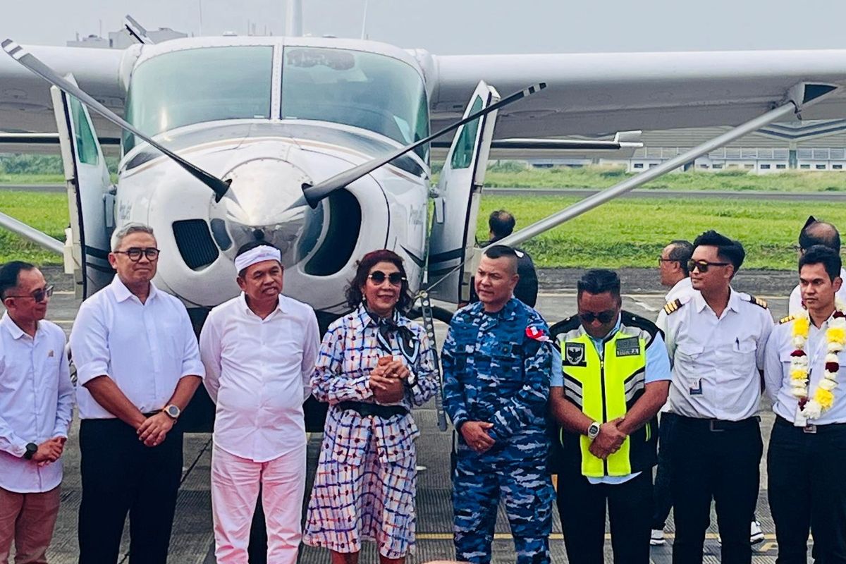Wali Kota Bandung Muhammad Farhan saat menghadiri inaugurasi penerbangan perdana Susi Air di Bandara Husein Sastranegara, Rabu (2/7/2025). 