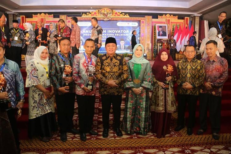 Gubernur Sumatera Selatan (Sumsel) Herman Deru saat menghadiri acara Anugerah Inovator Provinsi Sumsel Tahun 2023 di Griya Agung, Palembang, Jumat (22/9/2023).

