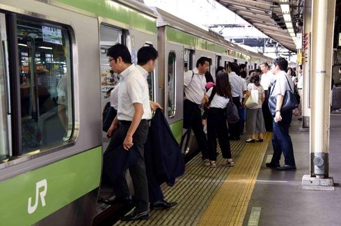 Kurangi Keramaian, Stasiun Tokyo Beri Makanan Gratis ke Penumpang