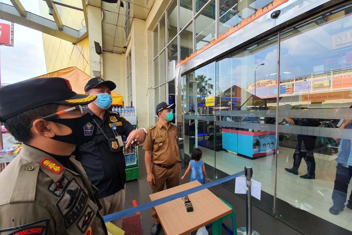 Pemasangan segel di pintu masuk Mall CBD Ciledug Kota Tangerang, Selasa (19/5/2020)