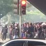 Aksi Damai May Day di Bandung Tiba-tiba Ricuh Saat Massa Berbaju Hitam Serang Polisi