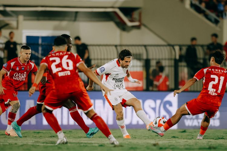 Jordy Bruijn melepas tendangan dalam laga Super League 2025-2026 Persijap vs Bali United di Stadion Gelora Bumi Kartini, Minggu (19/10/2025).