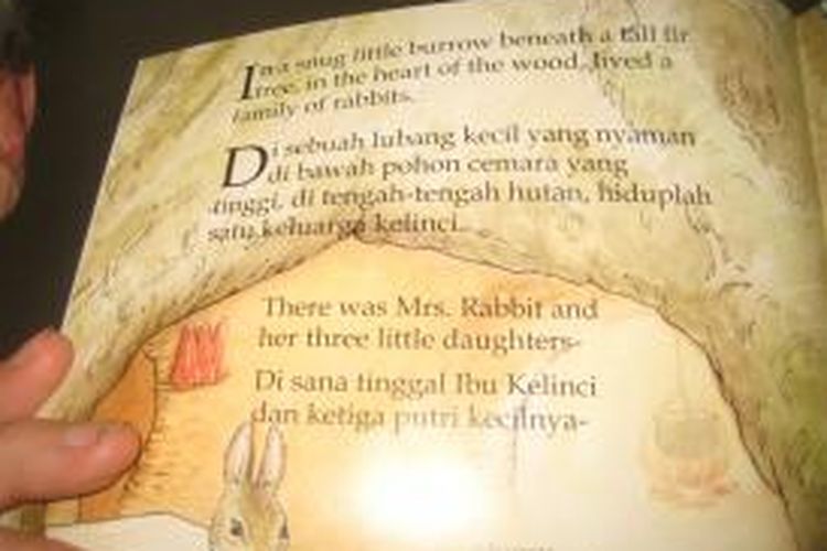 Buku cerita anak-anak dua bahasa terbilang langka di Indonesia. Padahal, buku semacam ini, kata Perwakilan Asia Foundation untuk Indonesia Sandra Hamid menjadi salah satu bagian menumbuhkembangkan minat baca. Pearson Plc asal Inggris bersama Asia Foundation dan Yayasan Cinta Anak Bangsa (YCAB) menyumbang 100.000 buku untuk anak-anak dan keluarga Indonesia melalui program kampanye melek aksara berjudul Booktime pada Rabu (27/8/2014).
