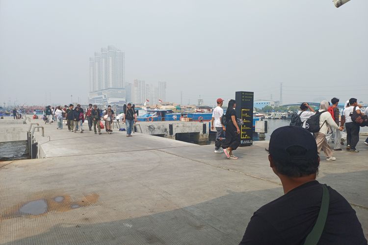 Kehujanan hingga Jatuh ke Laut, Risiko yang Dihadapi Porter Muara Angke Jakut