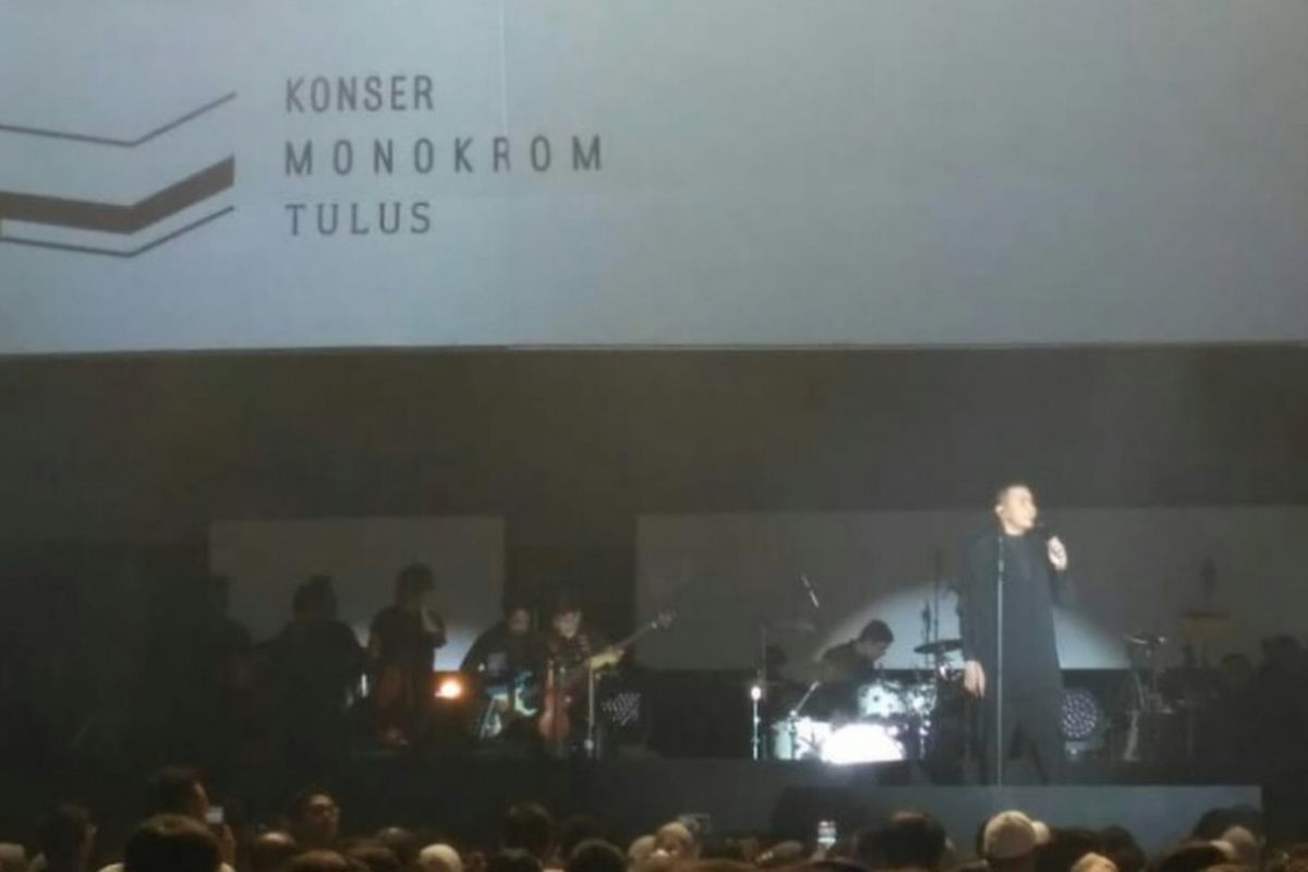 Tulus membuka Konser Monokrom di Istora, Senayan, Jakarta Selatan, Rabu (6/2/2019).