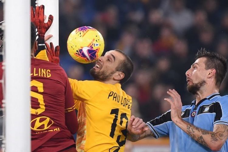 Kiper AS Roma, Pau Lopez salah membuang bola dan mengakibatkan gol bagi Lazio pada Minggu (26/1/2020) waktu Italia di Stadio Olimpico.