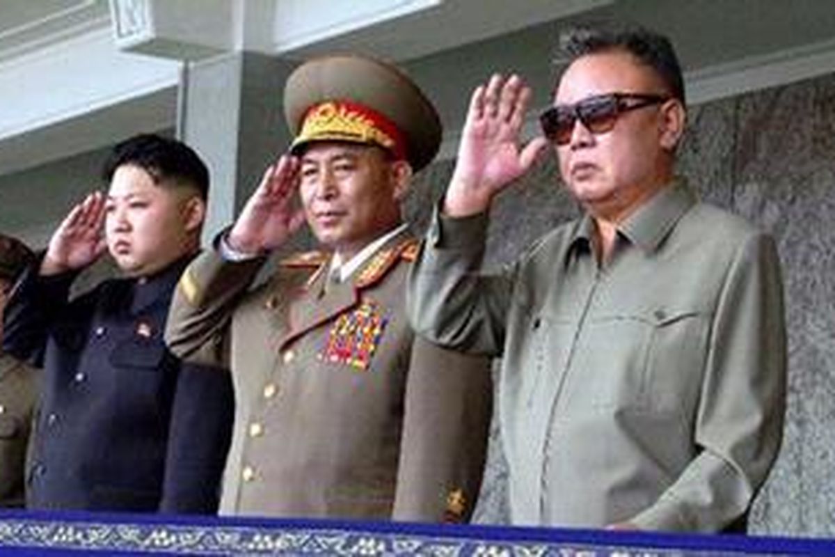 Pemimpin Korea Utara Kim Jong-il (kanan) dan putra bungsunya Kim Jong-un (ketiga dari kanan) dalam sebuah acara militer.