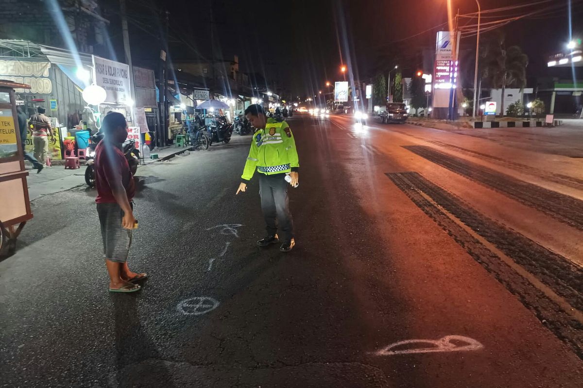 Pihak kepolisian menunjukkan tempat terjadinya kecelakaan lalu lintas di Jalan Raya Desa Sukomulyo, Kecamatan Manyar, Gresik, Jawa Timur, yang terjadi pada Rabu (18/9/2024).
