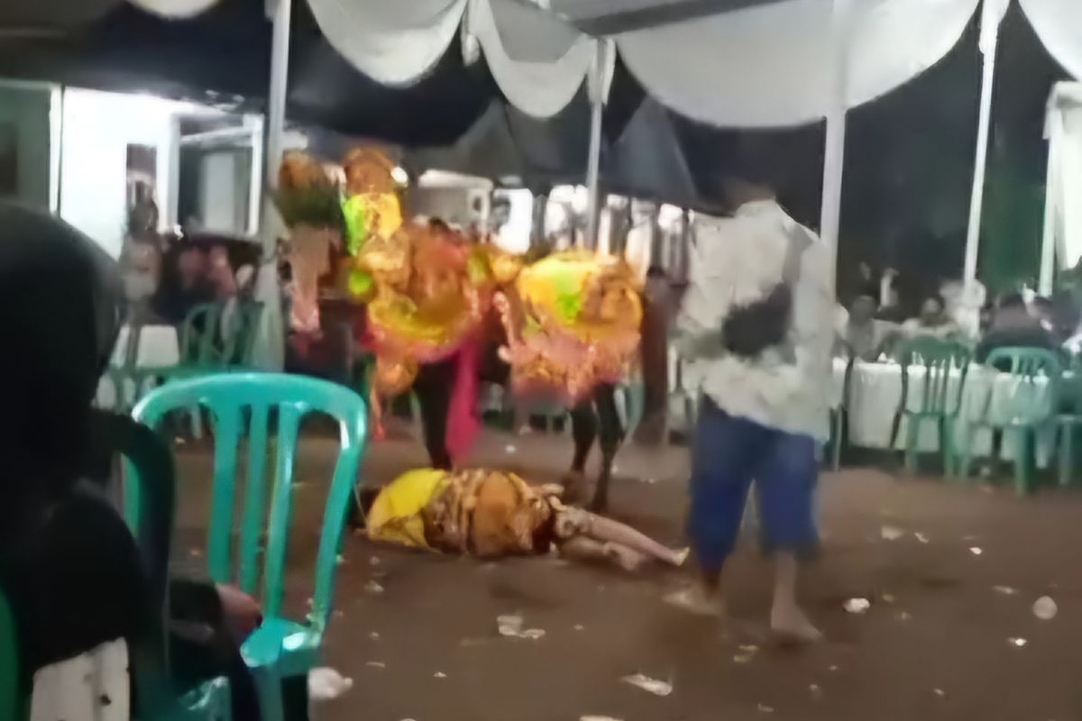 Tangkapan layar Mistar tersungkur saat pertunjukan Jaran Kencak di Desa Selok Awar-awar Lumajang, Rabu (8/1/2025).