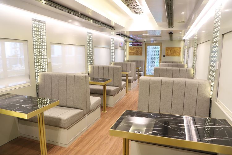 Tampilan kereta makan pada rangkaian Stainless Steel New Generation yang menjadi bagian dari program modernisasi sarana penumpang KAI