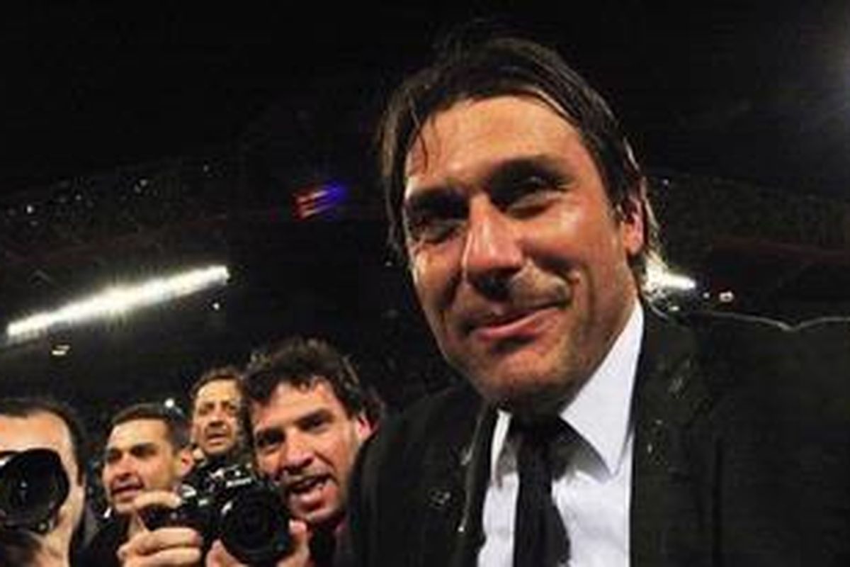 Pelatih Juventus, Antonio Conte, merayakan juara Serie-A di Nereo Rocco, Trieste, Minggu (6/5/2012). Juve menang 2-0 atas Cagliari dan memastikan "Scudetto" ke-28 mereka.