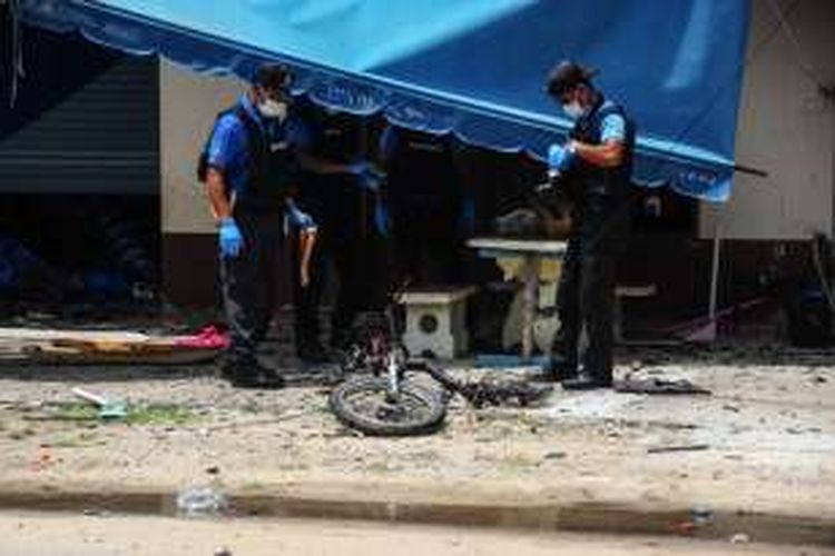 Personel kepolisian Thailand memeriksa sisa sepeda motor tempat sebuah bom ditempatkan dan meledak di luar sebuah sekolah di Narathiwat, Thailand Selatan, Selasa (6/9/2016).