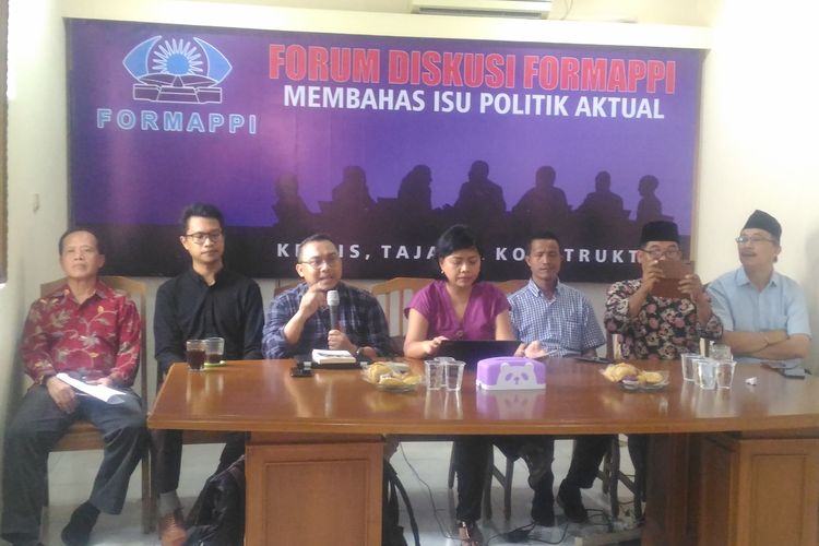 Veri Junaidi (ketiga dari kiri) dalam sebuah diskusi di kantor Formappi, Jakarta Timur, Kamis (13/6/2019). 
