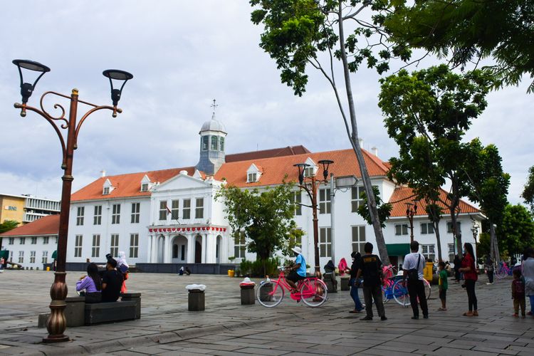 Kawasan wisata Kota Tua sudah dibuka kembali sejak akhir Oktober 2021. Namun, hingga saat ini kawasan wisata tersebut terpantau masih sepi pengunjung, Jakarta, Rabu (10/11/2021).