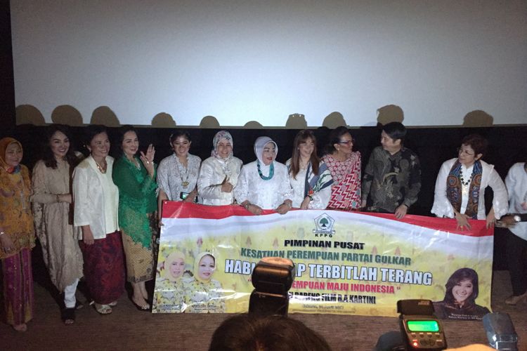 Kelompok Perempuan Partai Golkar (KPPG) nonton bareng film Kartini, di Senayan City, Jakarta, Jumat (21/4/2017).