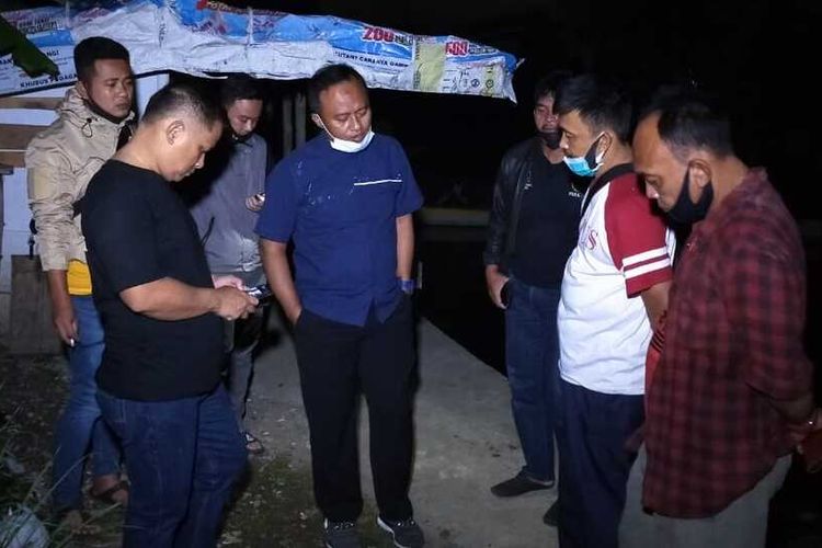 Kapolresta Tasikmalaya mengecek lokasi temuan mayat perempuan misterius berusia belia yang mengambang di kolam ikan Kecamatan Indihiang, Kota Tasikmalaya, Senin (27/7/2020) malam.