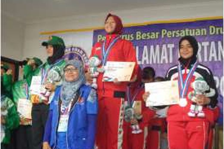 Tim Drum Band Putri Banten berhasil meraih medali emas pada nomor Lomba Ketahanan dan Ketepatan Berbaris (LKKB) 2.000 meter. Perlombaan digelar di Jalan Raya Lingkar Stadion Pakansari, Cibinong, Kabupaten Bogor, Rabu (14/9/2016).