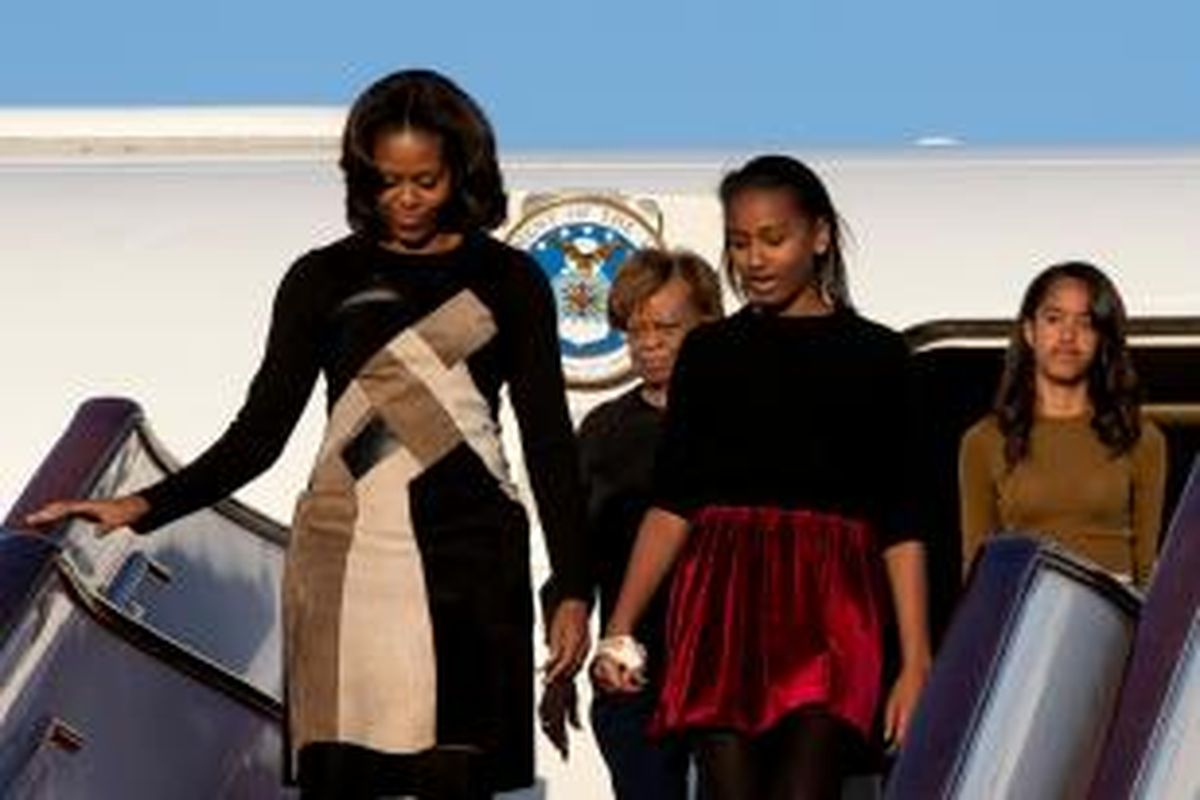 Ibu negara AS, Michelle Obama didampingi kedua putri dan ibunya saat tiba di Beijing, China, Kamis (20/3/2014), untuk kunjungan selama sepekan.