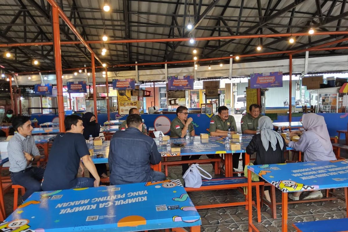 BRI Insurance mendukung para pelaku UMKM dengan merenovasi tempat usahanya.