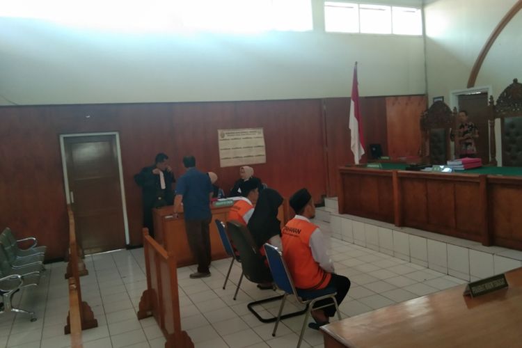 Tiga terdakwa kasus video seks 3 pria 1 wanita di Garut mengikuti sidang perdana di Pengadilan Negeri Garut, Kamis (28/11/2019)