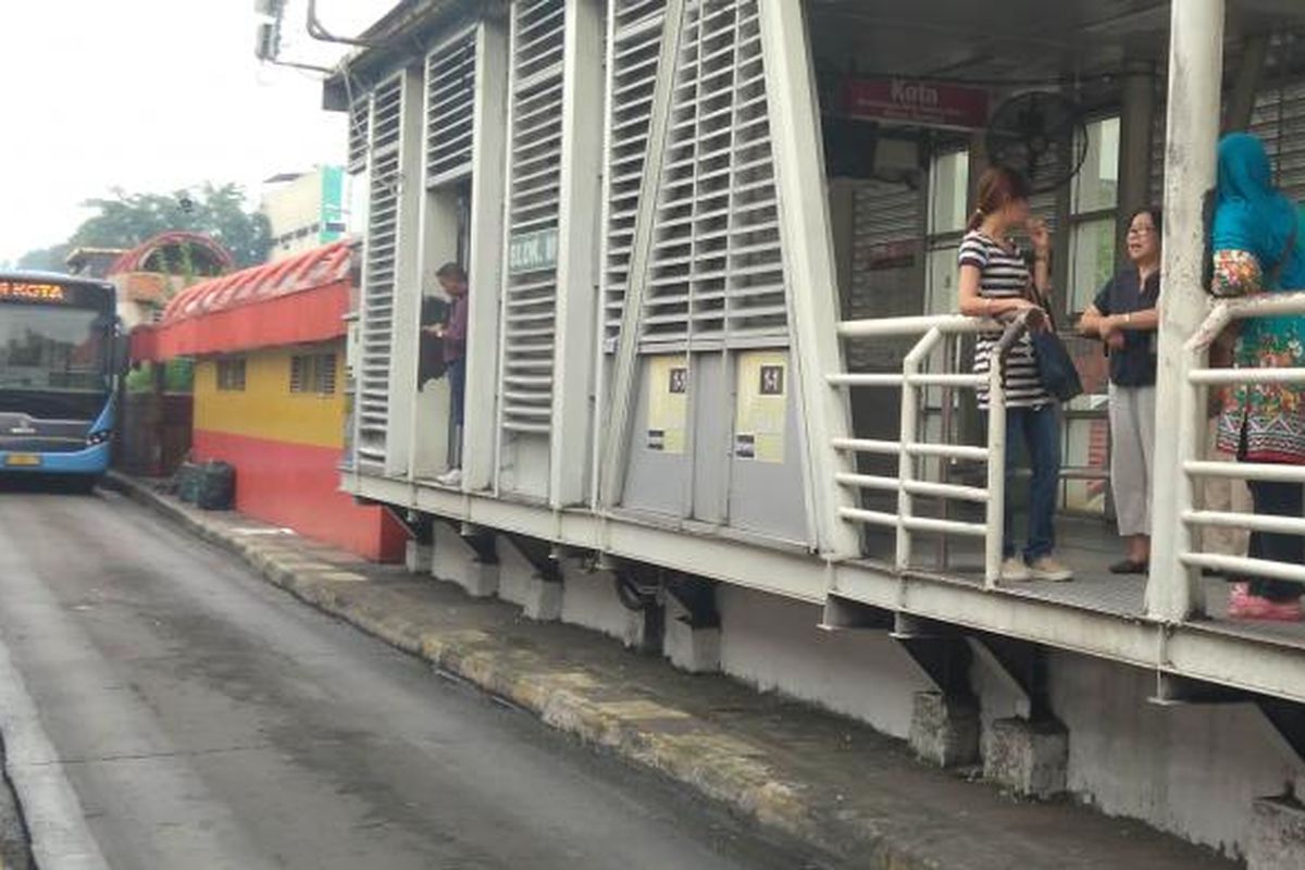 Halte Busway Blok M yang melayani Koridor 1 Blok M - Kota.