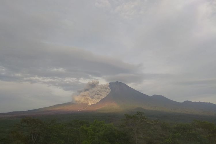 Gunung Semeru kembali luncurkan awan panas guguran pada Minggu (19/12/2021) pagi