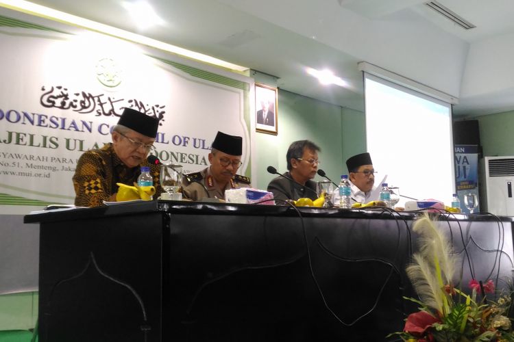 (Kiri-Kanan) Sekretariat Jenderal MUI Anwar Abas, Wakil Ketua Umum MUI Yunahar Ilyas, Kepala Divisi Hubungan Masyarakat Polri Jenderal Setyo Wasisto,dan Wakil Ketua Umum MUI  Zainud Tauhid saat konferensi pers terkait pembakaran bendera yang bertuliskan kalimat tauhid di Gedung MUI, Jakarta, Selasa (23/10/2018).