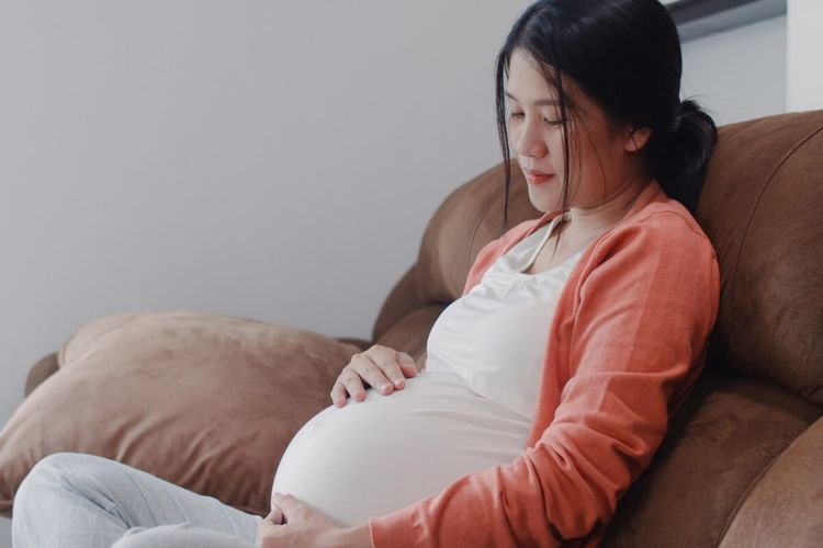 Kehamilan di usia muda tak selalu mudah. Kurang siap secara mental membuat perempuan di bawah 20 tahun lebih rentan alami baby blues, kata dokter.