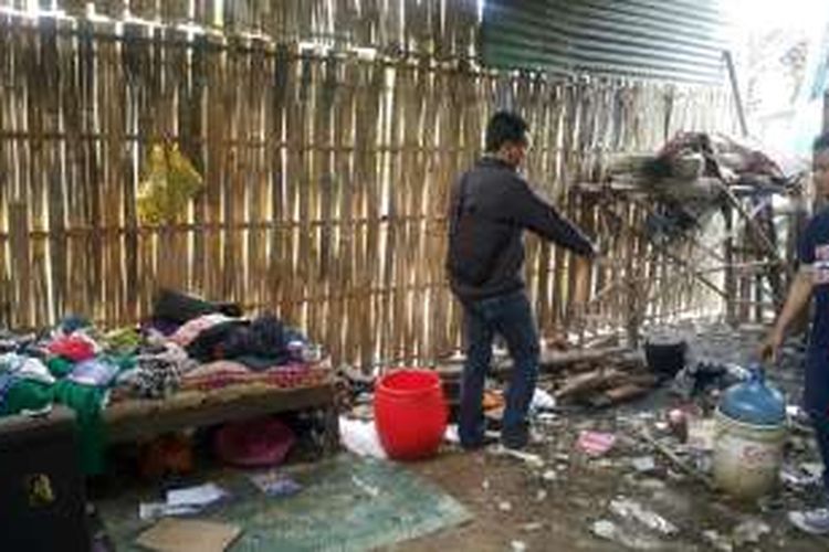 Inilah kondisi rumah tempat tinggal Miftahul Dwi Khasanah, anak TKW asal Ponorogo yang meninggal dunia ditabrak pemotor yang ngebut di jalan raya. Rumah ini akan dibedah dari dana yang disumbang simpatisan.