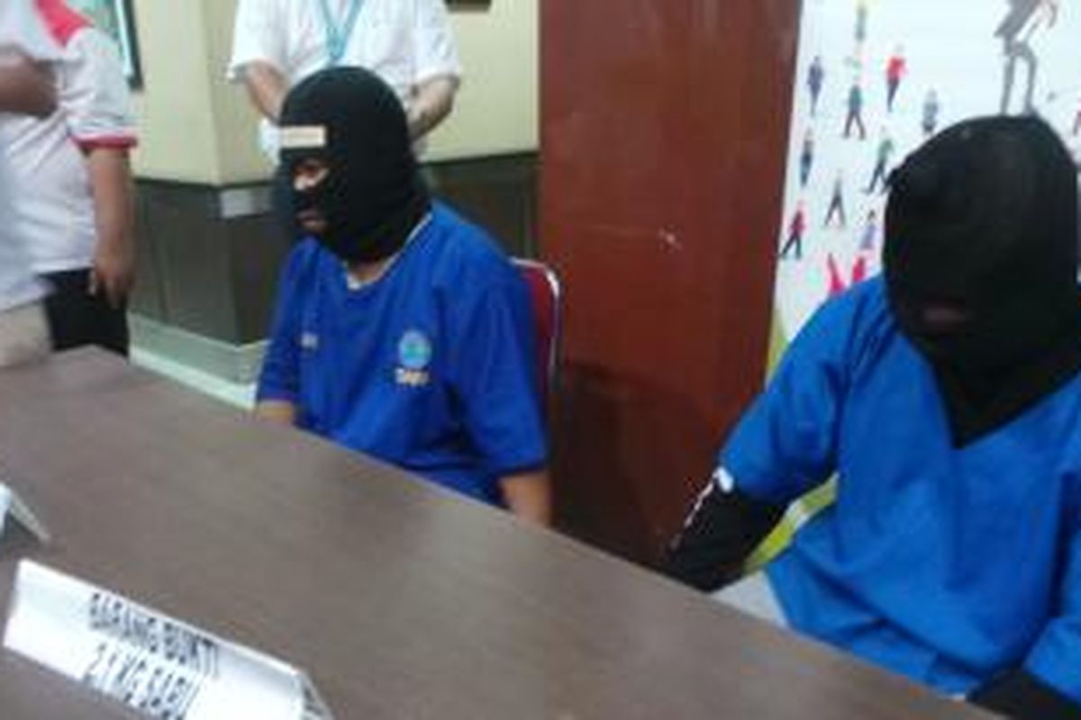 Salah satu tersangka kasus narkoba, Sofian (37) sebelah kiri, tertangkap karena mengawal 232 kg ganja dari Aceh menuju Lampung. Rabu (19/8/2015).