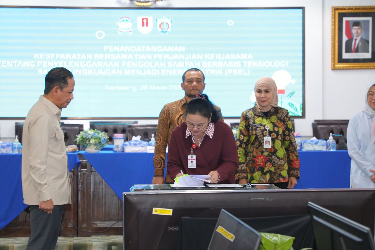 Pemerintah Provinsi Jawa Tengah, Pemerintah Kota Semarang, dan Pemerintah Kabupaten Kendal melakukan Penandatanganan Kesepakatan Bersama dan Perjanjian Kerja Sama (PKS) Penyelenggaraan Pengolah Sampah Berbasis Teknologi Ramah Lingkungan menjadi Energi Listrik (PSEL) Wilayah Semarang Raya, di Ruang Rapat Gedung B Lantai 5 Kantor Gubernur Jawa Tengah, Sabtu (28/3/2026).