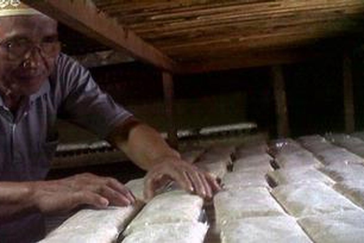 H Suryana saat membantu karyawannya di Usaha tahu tempe, US Suryana miliknya  di Jalan Cempae, Kelurahan Wt.Soreang, Kecamatan Soreang 