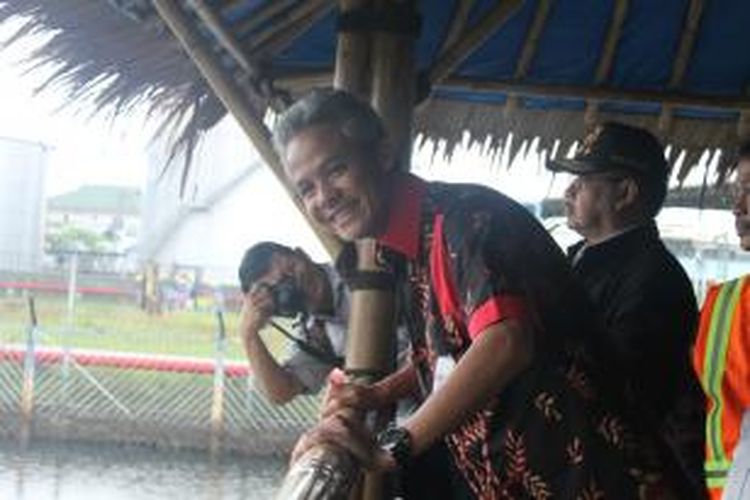 Gubernur Jawa Tengah, Ganjar Pranowo saat meninjau kesiapan lahan Kereta Api Pelabuhan Tanjung Emas Semarang, Jum’at.