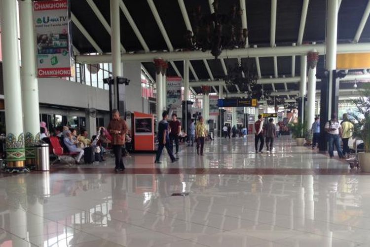 Kondisi di Terminal 1 dan 2 Bandara Internasional Soekarno-Hatta, Tangerang, Jumat (27/11/2015). Meski status keamanan bandara ditingkatkan dari hijau menjadi kuning, tak tampak pengamanan yang berarti dan operasional bandara masih berjalan normal. 





