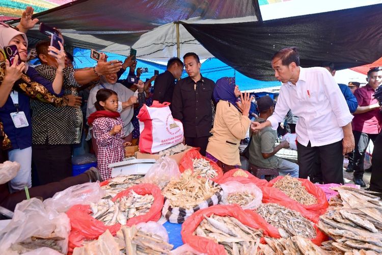 Presiden Joko Widodo saat mengecek harga pangan di Pasar Waru, Kabupaten Penajam Paser Utara, Kalimantan Timur pada Kamis (21/12/2023).