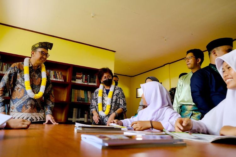 Dirjen Guru dan Tenaga Kependidikan Kemendikbud Ristek Iwan Syahril saat berkunjung ke SMPN 3 Tapung, Kampar, Riau dimana Program Pintar Penggerak Tanoto Foundation dijalankan.