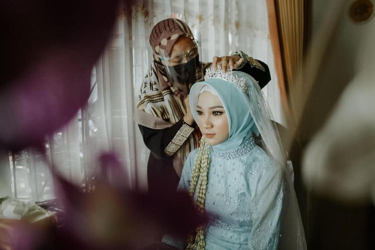 Nicka Savitri (33) seorang makeup artist saat merias pengantin dengan protokol kesehatan Covid-19.