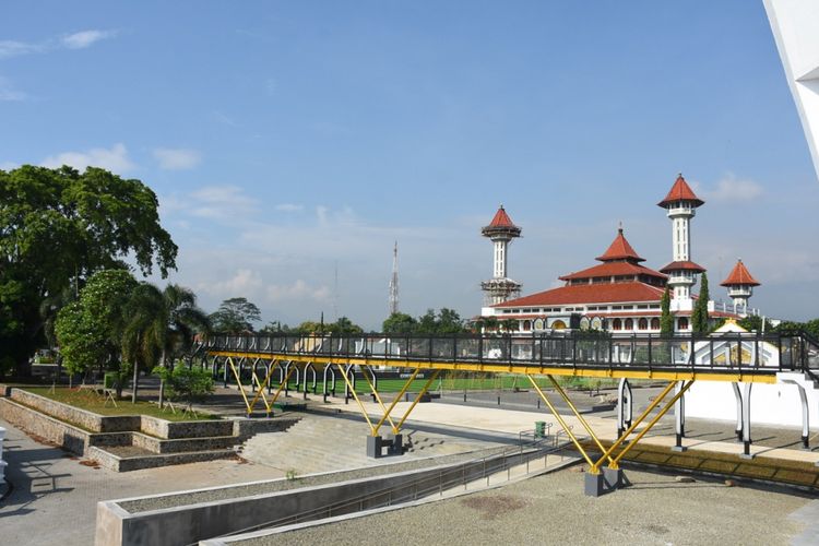 Alun-alun Cianjur dilengkapi tangga menuju menara.