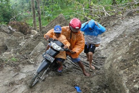 Badai Cempaka, 1 Desa di Gunungkidul Sulit Diakses akibat Jalan Tertutup Longsor