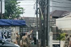 Polisi Copot Atribut Ormas di Kota Bekasi, Proses Dibantu Anggota Ormas