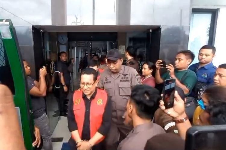 Kepala Dinas Infokom dan Persandian Kota Ambon, Joy Adriansz bersama tiga orang lainnya ditetapkan sebagai tersangka dan langsung ditahan penyidik Kejaksaan Negeri Ambon, Kamis (30/11/2023)