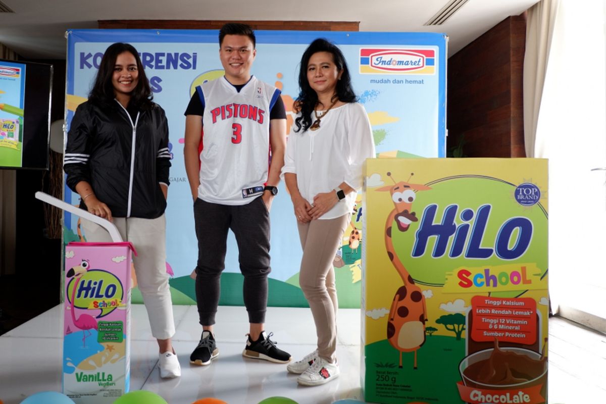 Pendiri Mamapedia Indonesia Cindy Charlotta, Brand Associate HiLo Michael Brian dan Spesialis Gizi Klinik, dr Cindiawaty J. Pudjiadi MARS, MS, SpGK (paling kanan) pada konferensi pers pembukaan rangkaian kegiatan HiLo School Drawing Competition 2018 di Morissey Hotel Jakarta, Rabu (7/2/2018).