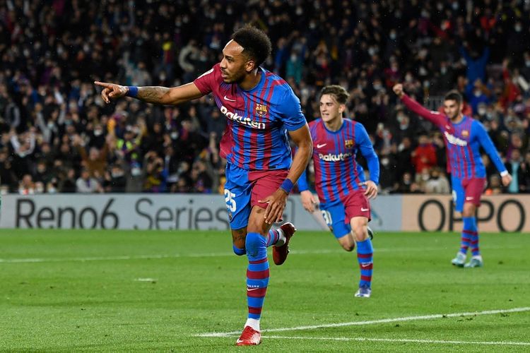 Penyerang Barcelona asal Gabon, Pierre-Emerick Aubameyang, melakukan selebrasi usai membobol gawang Osasuna dalam laga Liga Spanyol 2021-2022 di Stadion Camp Nou, 13 Maret 2022.