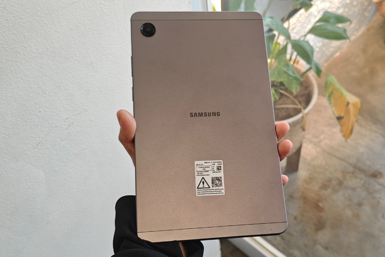 Tampilan bodi belakang tablet Samsung Galaxy Tab A11 warna grey.